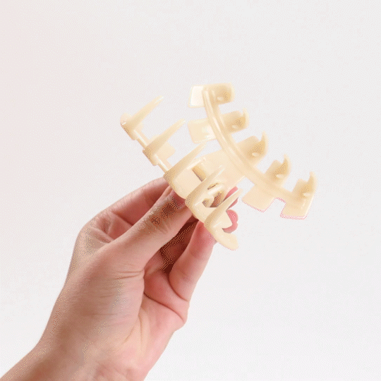Classic Tortoise Medium Claw Hair Clip